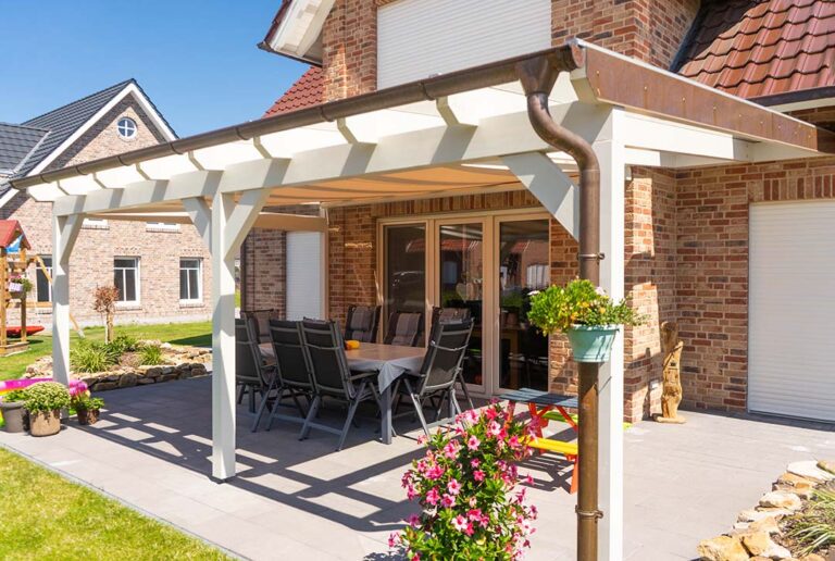 Dachrinne Kupfer an einer Holzüberdachung