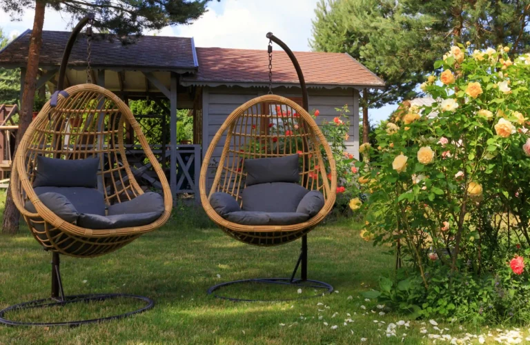 Zwei Gartensessel im grünen Garten