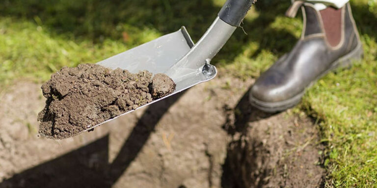 Gartenschaufel und sand