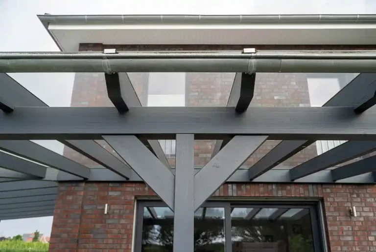 Terrassenüberdachung aus Holt mit Kopfbändern am mittleren Pfosten