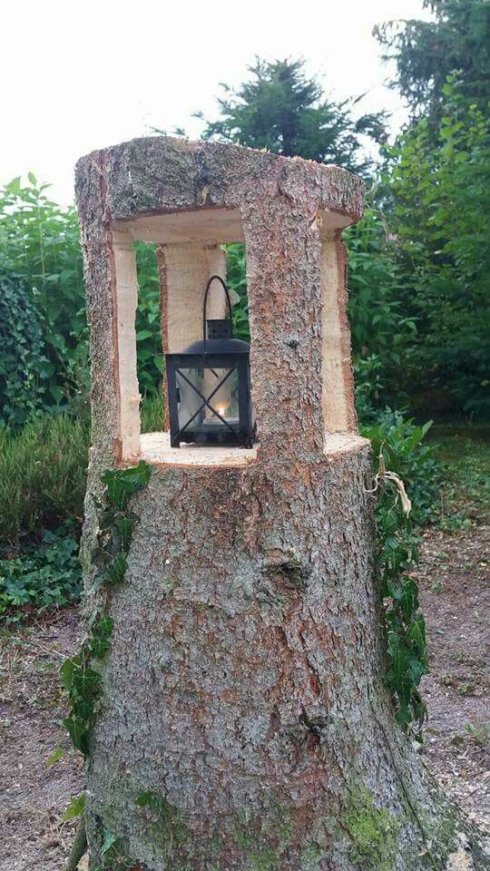 Baumstumpf mit Laterne