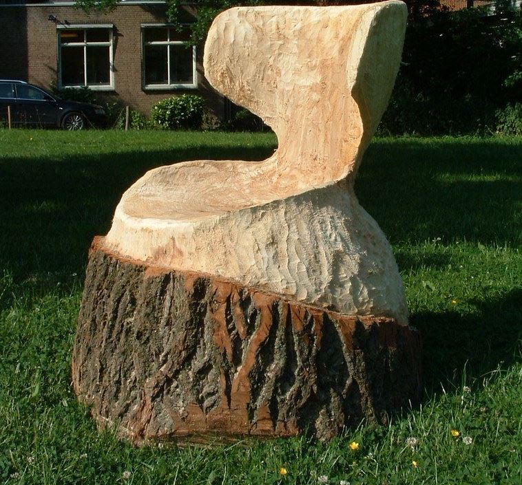 Baumstumpf als Stuhl