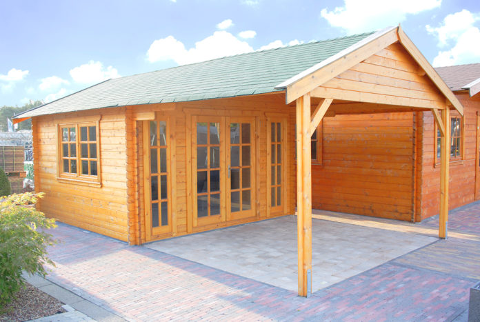 Blockgartenhaus mit Vordach und Terrassenfläche