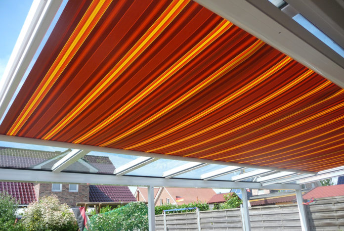 Bunte Markise unter einem Terrassendach