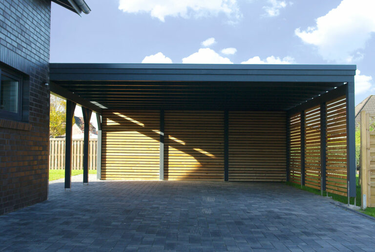 Breites Carport mit Rombusleisten