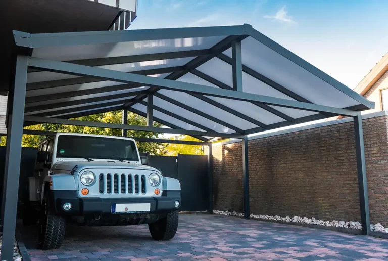 Doppelcarport aus Aluminium mit Satteldach