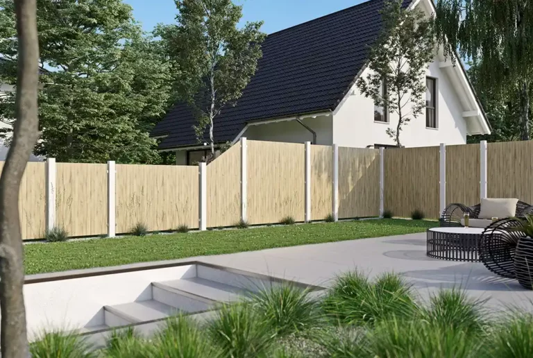 Dekorzaun mit Eichenelementen