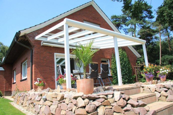 Hochterrasse am Haus mit Steintreppe