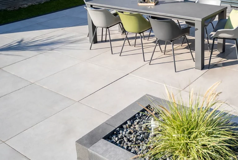 Terrasse mit grauen Keramikplatten