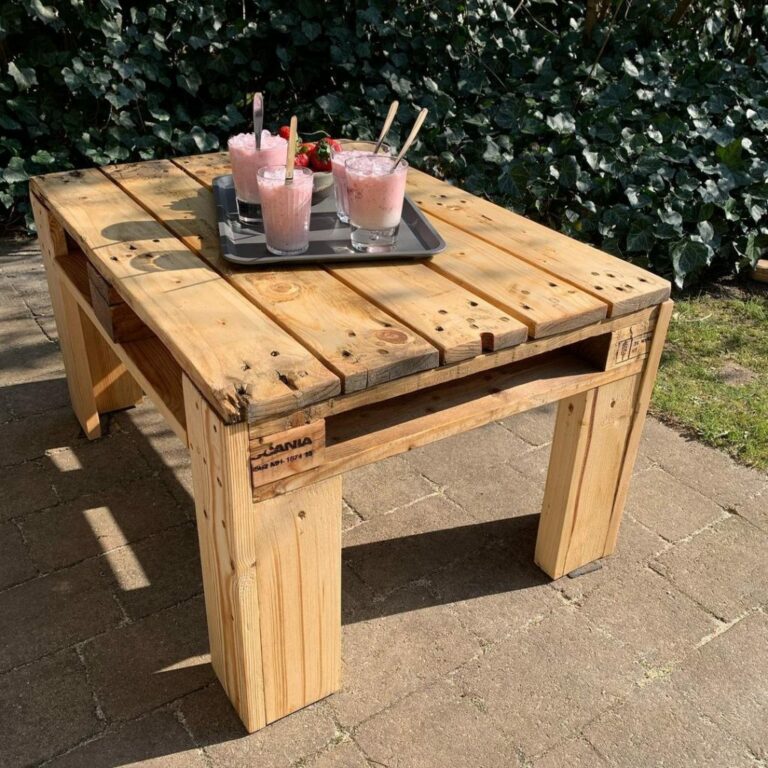 Kleiner Loungetisch aus Paletten