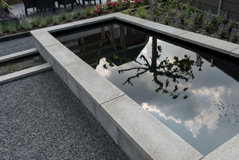 Mauerstein als Teichumrandung