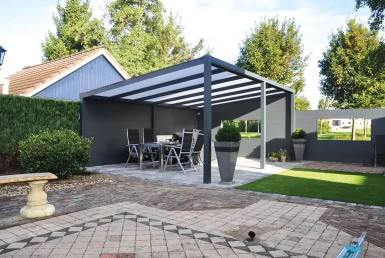 Große, moderne Terrassenüberdachung