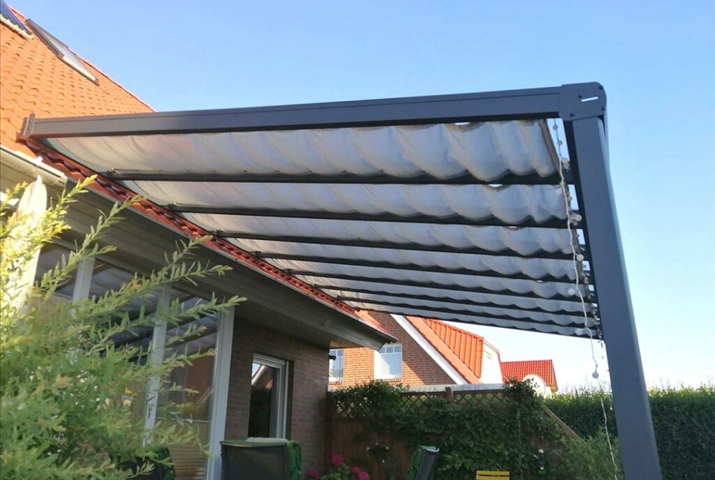 Seilspannmarkise als Sonnenschutz für eine Terrassennüberdachung aus Aluminium