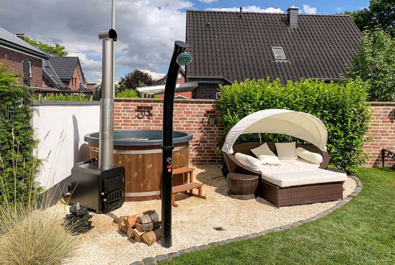 Terrasse mit Hot Tub und Loungemöbel