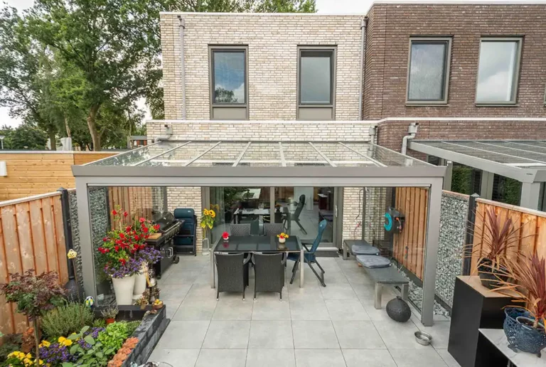 Terrassenüberdachung zwischen Reihenhaus