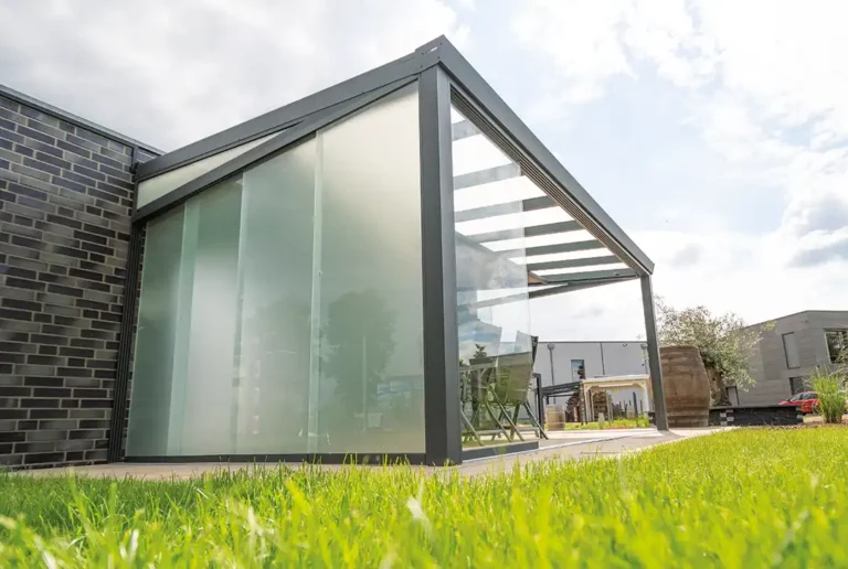 Terrassenüberdachung mit Seitenwänden aus Glas als Nordterrasse