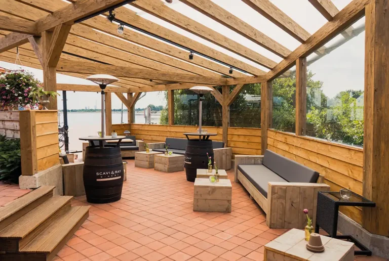 Terrassenüberdachung aus Holz über Eck