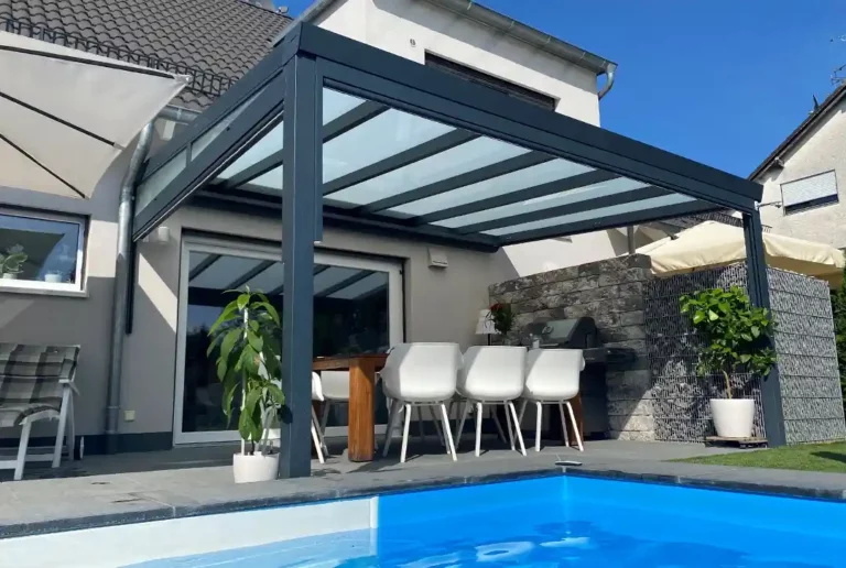 Terrassenüberdachung aus Aluminium zum Wandanbau als Südterrasse