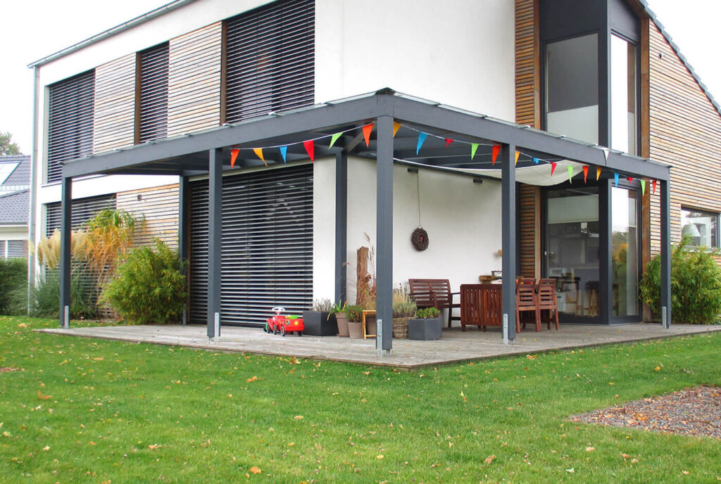 graue ueberdachung ueber eck