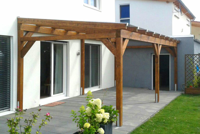 Gepflasterte Fläche unter einer Terrassenüberdachung