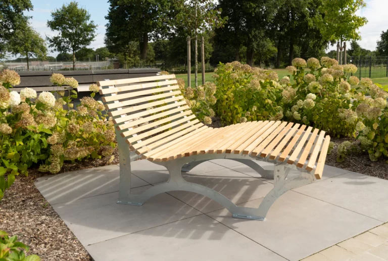 Modernes Waldsofa als Sitzmöbel auf einer Terrasse